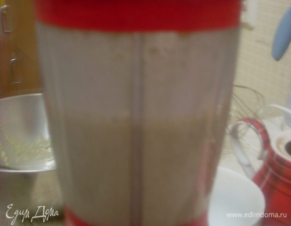 Смешать 1 целое яйцо, 2 желтка (белки отложить, они понадобятся позже), творог, кефир, немного соли, льняную муку, пшеничную муку и молотые овсяные отруби и растолченный в пудру сахарозаменитель. Взбить все в блендере (если не использовать зернистый творог, то можно не взбивать). Дать немного постоять, чтобы отруби  набухли.