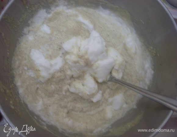 Взбить белки до крепких пиков и осторожно перемешать с тестом.