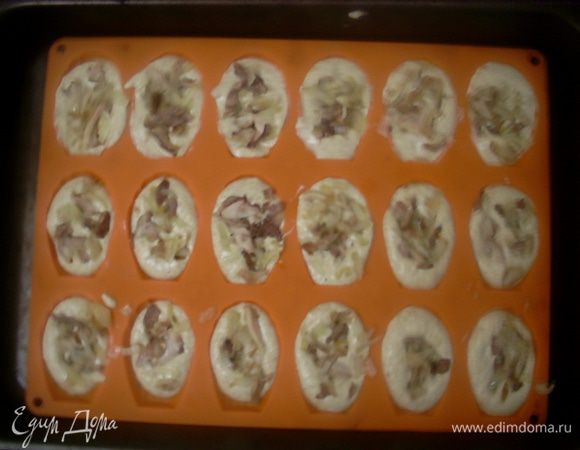 Разложить по формочкам первый слой теста (около 1/3 теста оставить для верхнего слоя). Сверху выложить курицу с луком. 