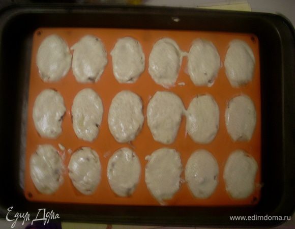 Закрыть начинку оставшимся тестом. Выпекать до золотистого цвета в разогретой до 180-200 градусов духовке около 20 минут.