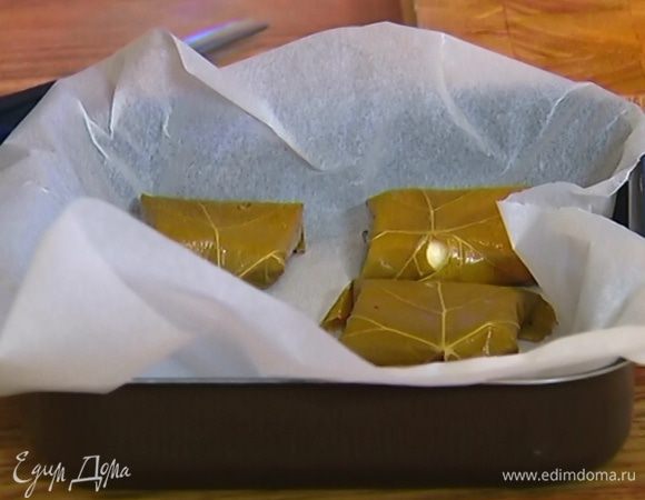 Небольшой противень выстелить бумагой для выпечки, выложить конвертики с сулугуни и запекать в разогретой духовке 10‒15 минут.