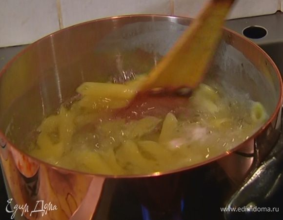 Макароны отварить в подсоленной воде согласно инструкции на упаковке, затем воду слить и сохранить.