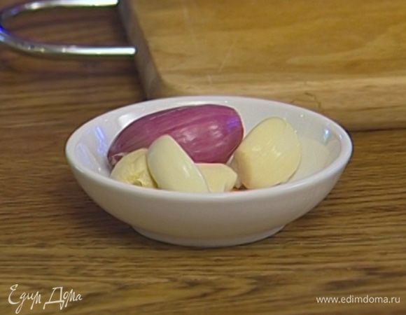 Лук и чеснок почистить.