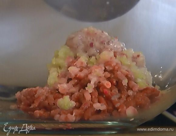 Мясо, сельдерей, лук и чеснок измельчить в мясорубке, фарш перемешать.