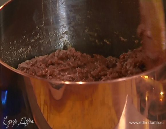 Разогреть в сотейнике оливковое масло, выложить фарш и, помешивая, обжарить.