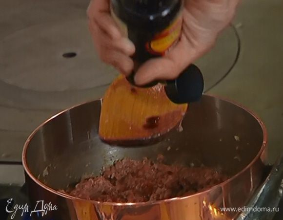 В сотейник с фаршем добавить помидоры в собственном соку, перемешать, влить вустерширский соус, соус чили и продолжать обжаривать, помешивая.