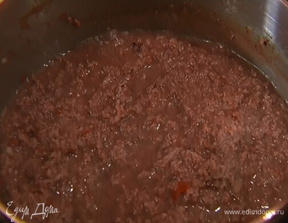 Влить к фаршу красное вино, все посолить, перемешать и готовить соус на медленном огне 10–15 минут, периодически помешивая.