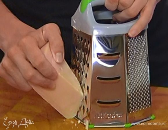 Сыр натереть на крупной терке.