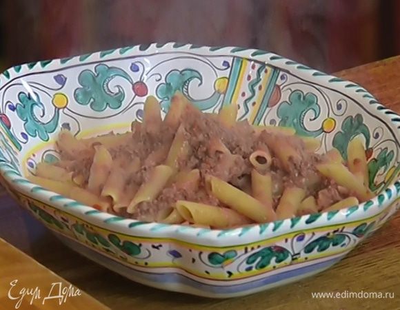 В горячие макароны добавить мясной соус, все перемешать.