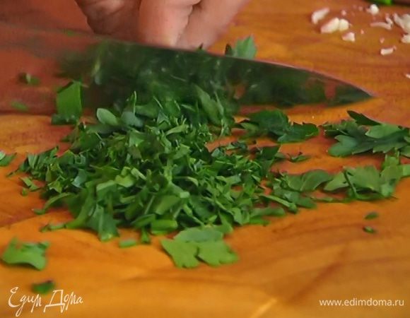 Петрушку мелко порубить.