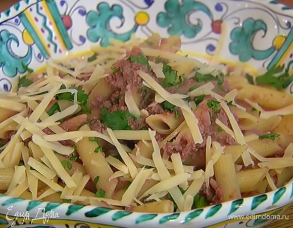 Макароны с мясным соусом посыпать петрушкой и натертым сыром.
