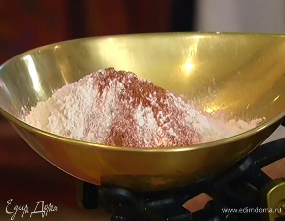 Муку перемешать с разрыхлителем, корицей и солью.