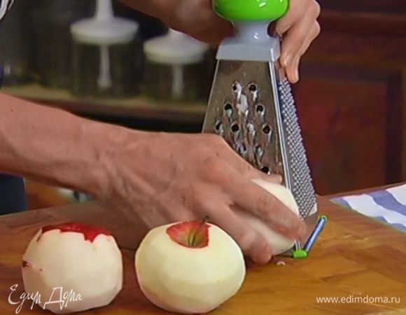 С яблок срезать кожуру и, удалив сердцевину, натереть на крупной терке.