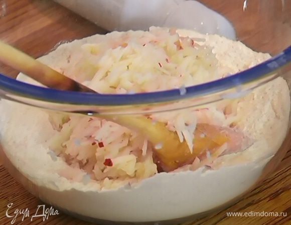 Натертые яблоки добавить к муке с корицей, перемешать.