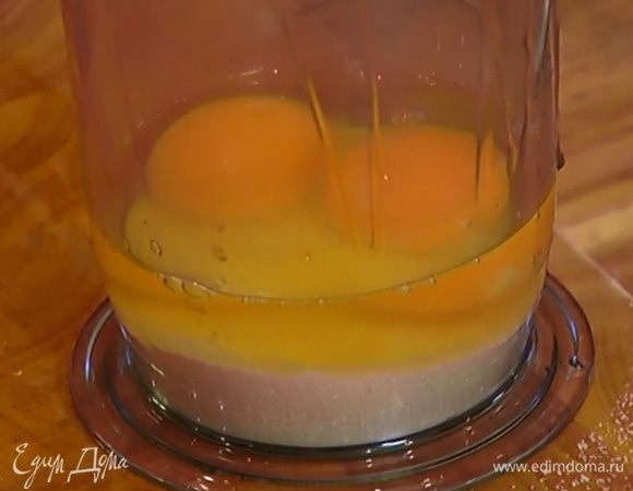 Яйца с сахаром взбить миксером.