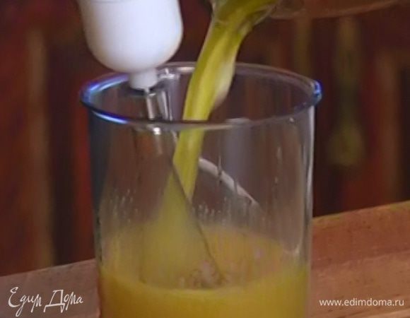 Не прекращая взбивать, влить растопленное сливочное масло и кленовый сироп и взбивать до получения однородной массы.