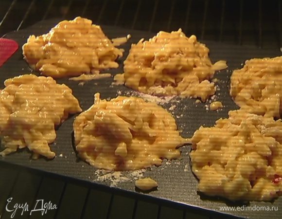 Формы для кексов смазать растительным маслом, разложить в них тесто и выпекать в разогретой духовке 20–25 минут.