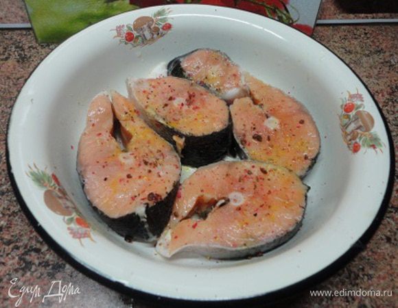 Рыбу полить лимонным соком, поперчить и слегка посолить. Много солить не стоит, т.к. сверху будет томатный соус и соленые огурцы.