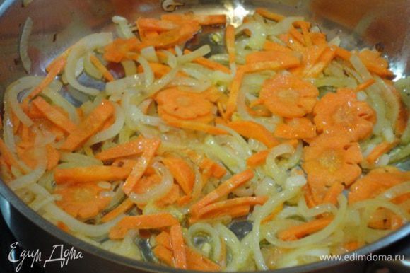 Лук и морковь почистить, нарезать не очень мелко и обжарить на растительном масле. Посолить, поперчить.