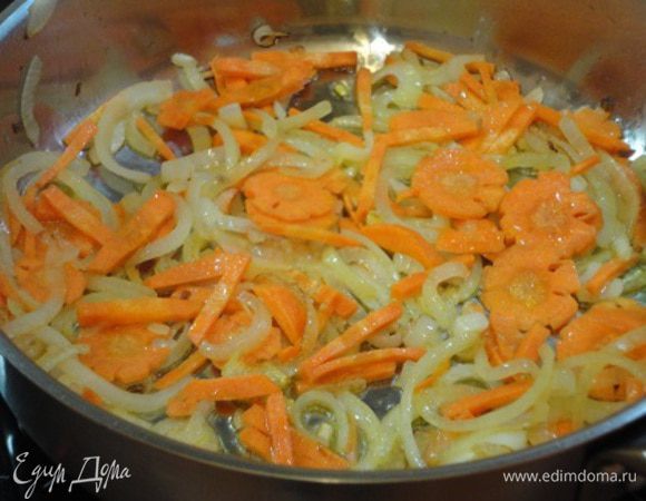 Лук и морковь почистить, нарезать не очень мелко и обжарить на растительном масле. Посолить, поперчить.