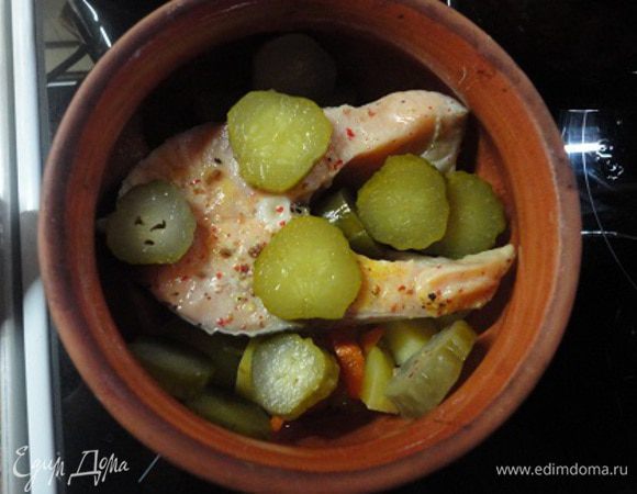 Рыбу модно нарезать кусочками поменьше, но я оставила так. Рыбу добавить к картофелю в горшочках. Сверху выложить нарезанные кружочками огурцы.