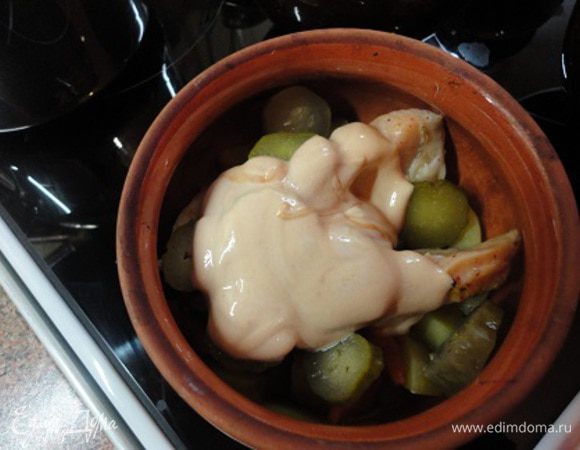 Сметану смешать с томатным соусом и и добавить в горшочки. Накрыть и снова тушить в духовке 20 минут. В готовое блюдо можно добавит рубленую зелень.