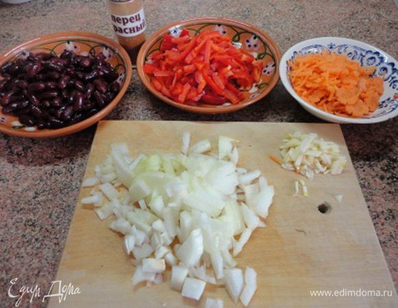 Морковь, чеснок, лук и перец мелко нарезать.