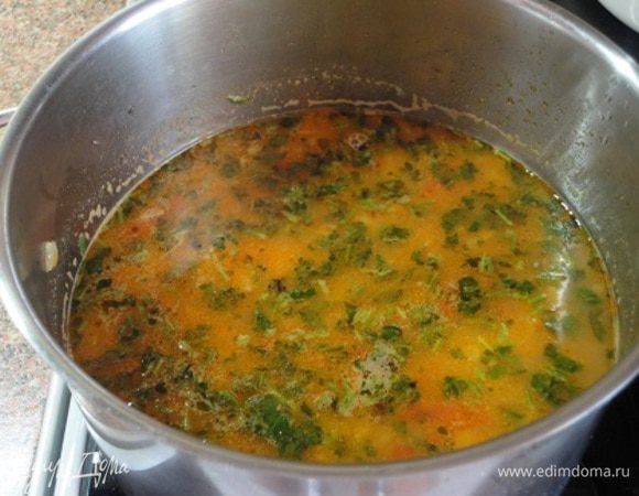 Перелить в блендер 3 стакана супа и измельчить до состояния пюре. Затем поместить пюре обратно в кастрюлю, смешать с оставшимся супом, прогреть еще раз.
Добавить кинзу и лимонный сок. Перед подачей украсить суп прямо в тарелках листиками кинзы.
