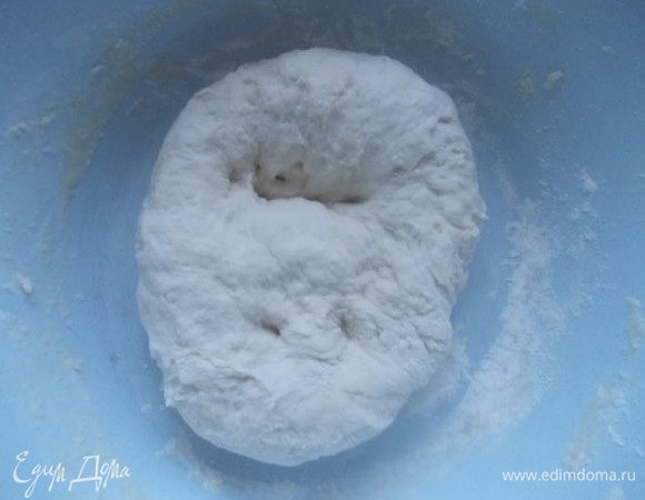 Замесим тесто и отставим в сторону, накрыв полотенцем.