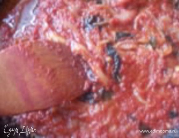 Пока тесто стоит, сделаем соус. Лук обжариваем до прозрачного цвета на оливковом масле. Вливаем наш выпаренный сок и добавляем базилик. Солим и перчим.