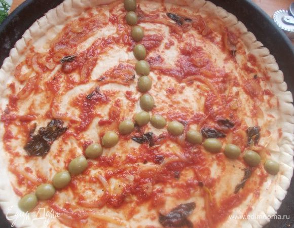 Смазываем тесто соусом и укладываем оливки, разрезанные вдоль так, чтобы поделить тесто на три равные части. Оставляем 2-3 ложки соуса и добавим в фарш,который уже обжарен.