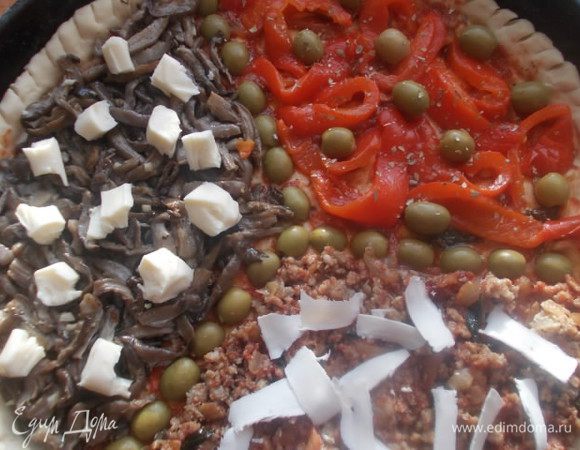 Затем добавляем сыры и оливки сверху. Отправляем в разогретую духовку 250 С. на 15 минут.