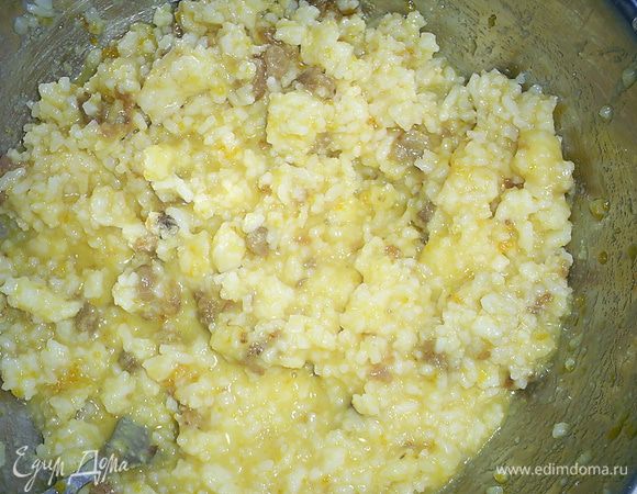 Белки отделить от желтков. Желтки растереть с сахаром и смешать с охлажденной рисовой кашей и промытым изюмом.