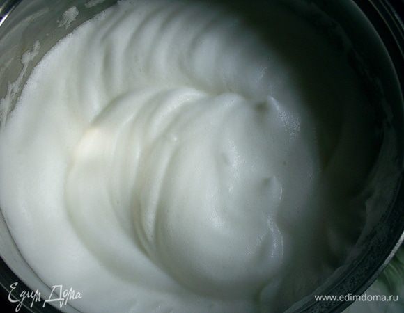 Белки взбить до состояния, когда следы от венчиков уже хорошо видны и некоторое время держаться на поверхности белка, но при переворачивании емкости с белками они еще не держаться в ней.