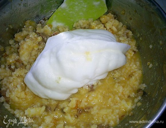 Добавить к рисовой массе треть белков и аккуратно вымешать лопаткой.