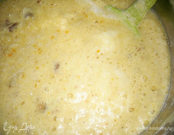 Теперь добавляем остальные белки и аккуратно перемешиваем. Получаем довольно жидкую и очень воздушную массу.