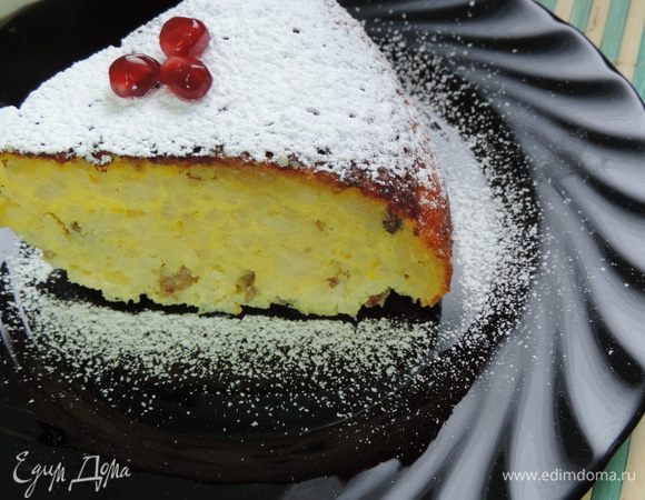 Аккуратно переливаем тесто в форму смазанную маслом и посыпанную панировочными сухарями. Выпекаем в разогретой до 200 градусов духовке примерно 35  минут. Я пекла в мультиварке на программе "Выпечка" 45+10 минут. Готовую запеканку посыпать сахарной пудрой. Подавать с вареньем или сгущенным молоком. Приятного аппетита!!!