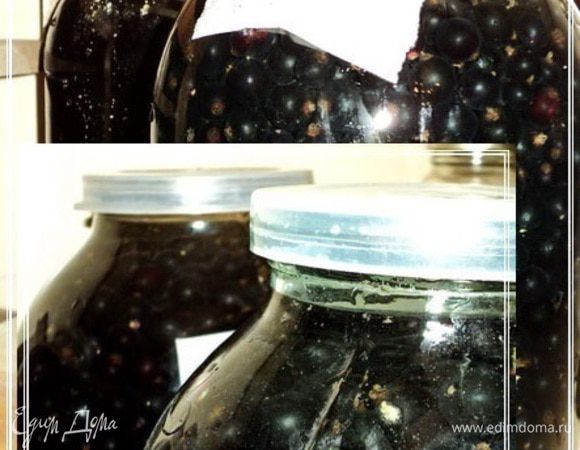 Дальше все идет по накатанной колее. Ягодки засыпаем в банки и заливаем, что очень важно, хорошей водкой. Обязательно хорошей. Иначе все усилия пойдут насмарку.
Заливать надо так, чтобы водка «на палец» покрыла ягоды.
И убрать банки…, желательно в место темное и прохладное. Хотя с «водочным» замесом – это не критично. Две недели, как минимум, пусть стоят себе. Прохлаждаются.
