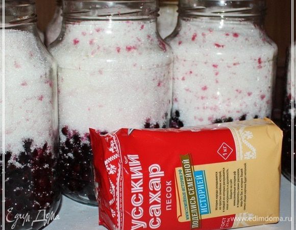 А дальше…. Дальше я немного перестарался. В силу излишней кислотности получившейся «водочной вытяжки», решил я сахара взять побольше, чем обычно использую. Видите? Почти по полтора объема, если брать от количества ягод в банке. Забегая вперед, скажу – хватило бы и максимум две трети оного. В общем, регулируйте в зависимости от степени кислотности вкуса, повторюсь. Смородина – ягода такая.