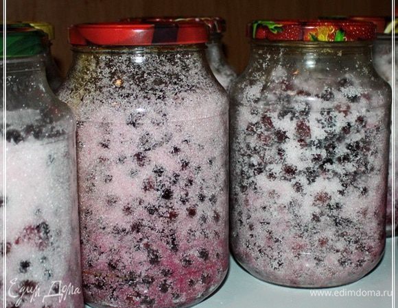 Хорошо перетряхнуть. Постараться, чтобы сахар равномерно распределился среди ягод. 