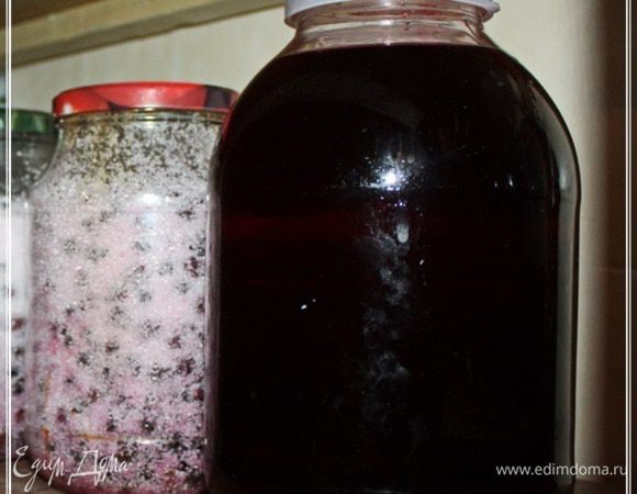 Вот тут имеет смысл поставить банки в место прохладное. Потому что, ягоды хоть водкой и пропитаны, но сахар и ягоды могут вполне реакцию брожения вызвать. Лучше перестраховаться. 
Вот оно. На первом плане «водочная вытяжка», а дальше баночки с сахарно-ягодной смесью.
