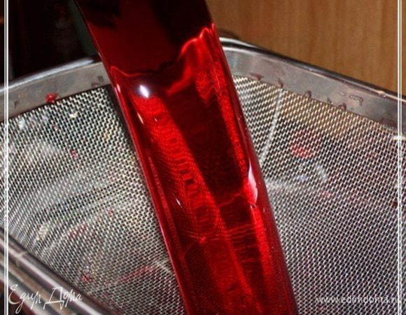 Через очередные две недели сливаем. Эта вода вытянет из ягод все оставшееся в них сахаро – водочное содержимое.
Смешиваем все вместе. То есть «водочную вытяжку», сироп и ту воду, которая получилась третьим настоем. Хорошо перемешиваем.
