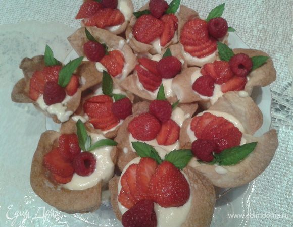 Корзиночки остужаем и наполняем кремом.
Украшаем ягодами и фруктами по желанию и наслаждаемся )))