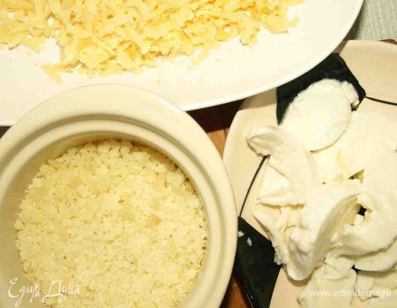 Пармезан измельчаем в блендере, российский сыр трем на крупную терку, моцареллу рвем руками.