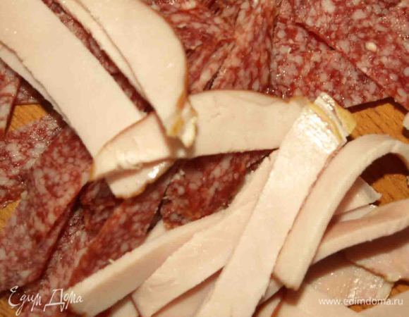 Салями и карбонад нарезаем полосками. Лук полукольцами, помидоры колечками, грибы разделить на две части и нарезать пластинками. 