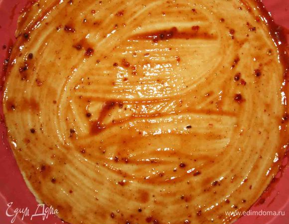 Тесто раскатываем или растягиваем руками, обрезаем по форме. У меня форма 20,1 см. Смазываем соусом.