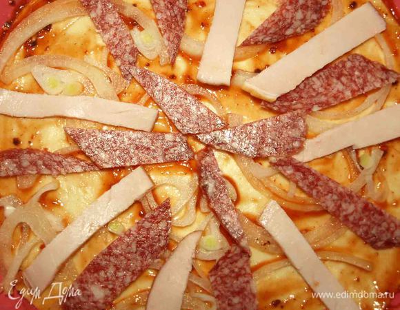 Выкладываем лук, салями, карбонад. 