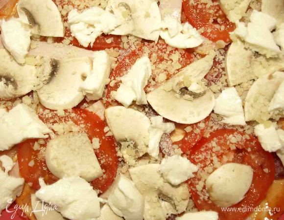 Посыпаем пармезаном. Моцареллу рвем руками и художественно раскладываем. 