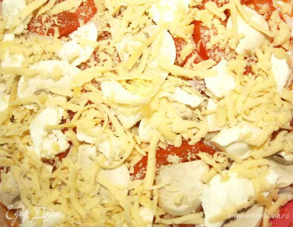 Посыпать все российским сыром и отправить в заранее разогретую духовку до 200 градусов на 15 минут. Или с учетом возможности вашей духовки. 