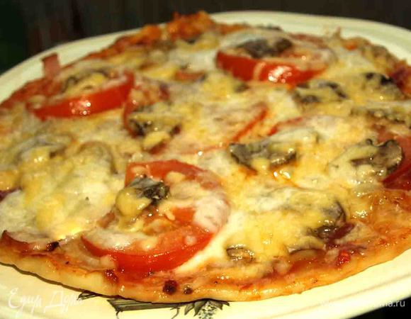 Достаем готовую пиццу. Выкладываем на блюдо. Приятного аппетита!